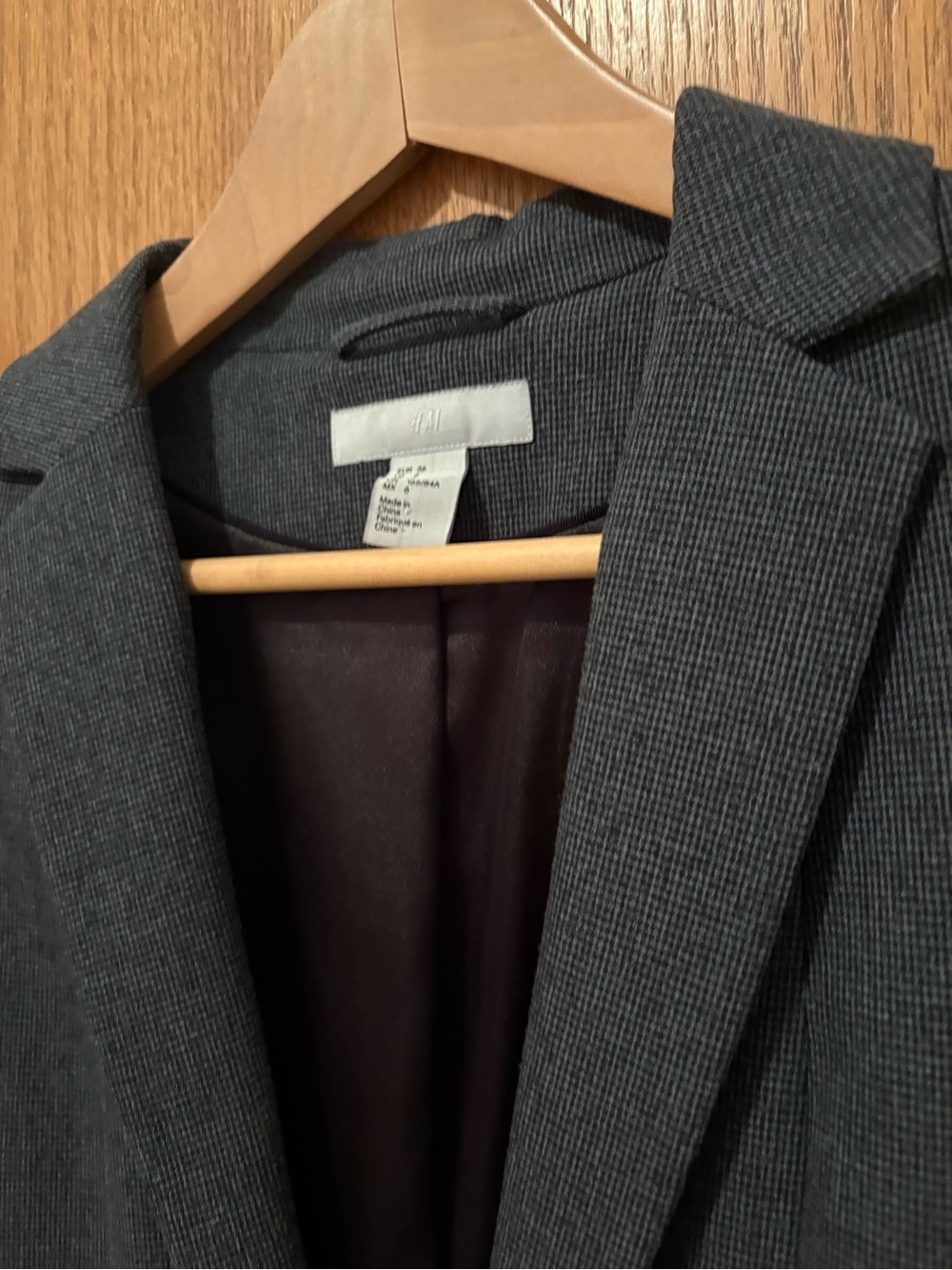 H&M Charcoal Gray Women’s Blazer - Classic Tailored Fit; fashionable closure